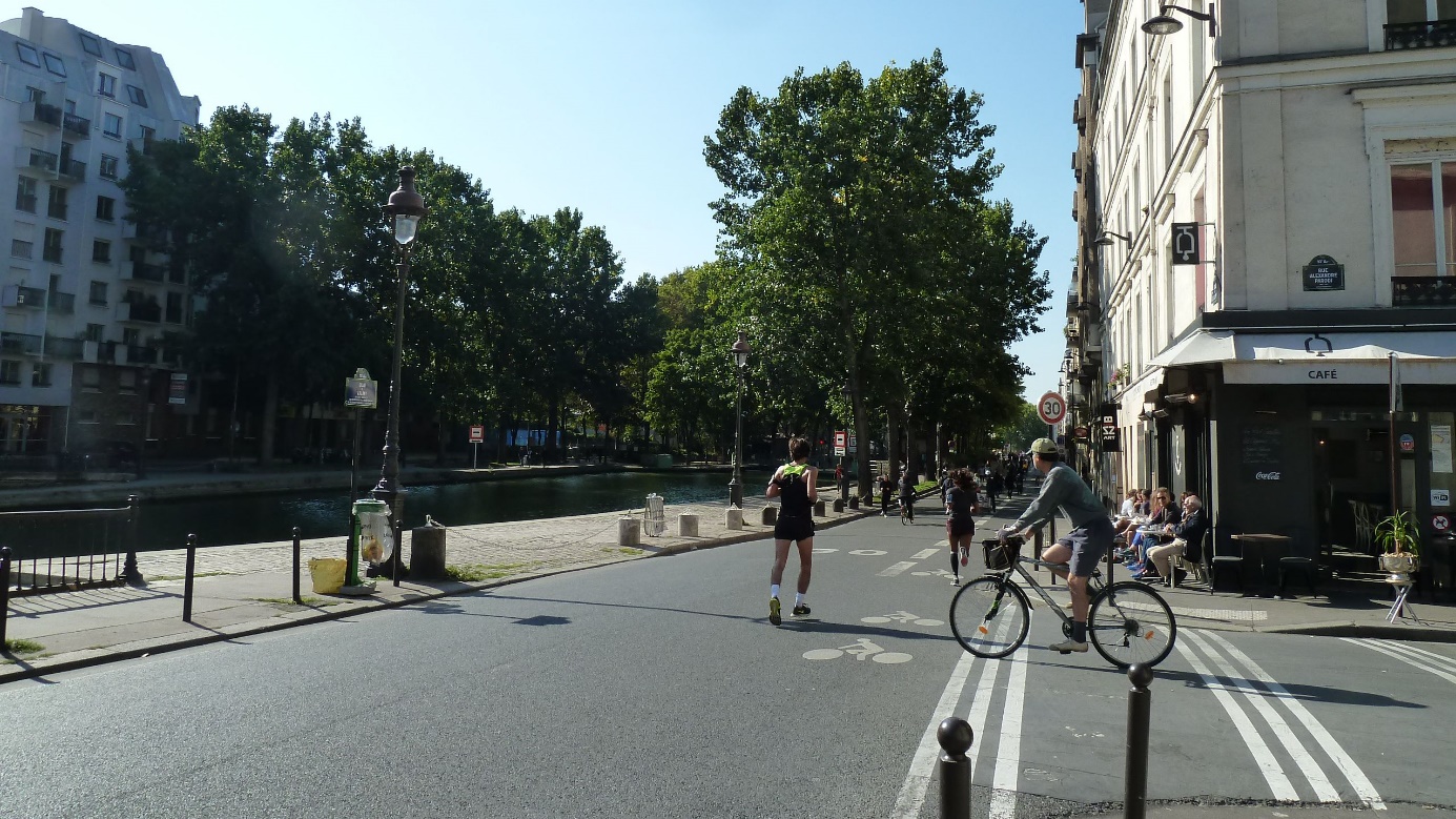 W:\src\pages\Fiches actions\900 Bruit routier\Journée sans voiture à Paris\carrousel\2 Près du canal St-Martin.jpg