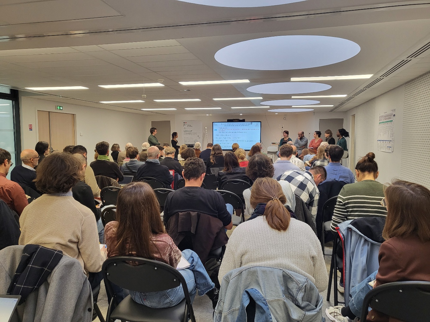 Une image contenant habits, homme, personne, femme

Le contenu généré par l’IA peut être incorrect.